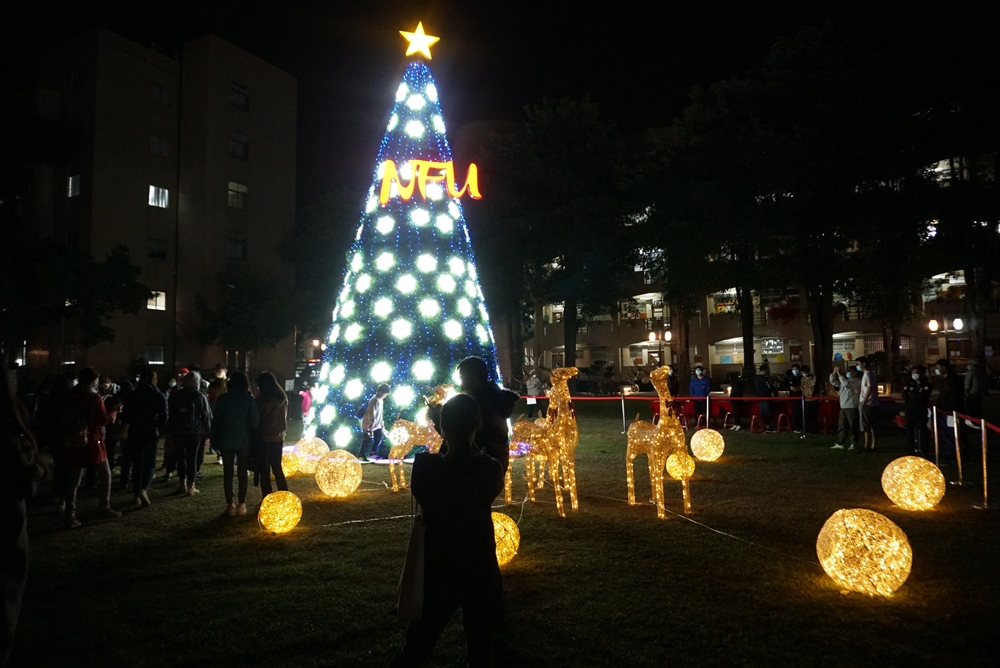 Read more about the article 2020 Romantic Christmas Tree Lighting Creates a Warm and Festive Campus Atmosphere